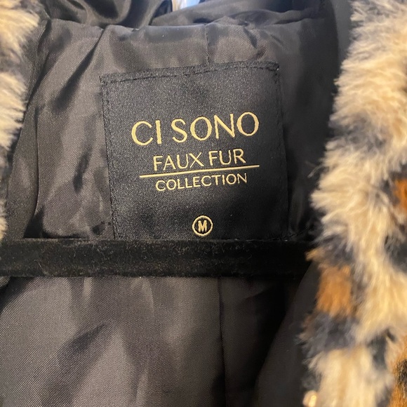 New Cute Faux Fur coat - Picture 2 of 5